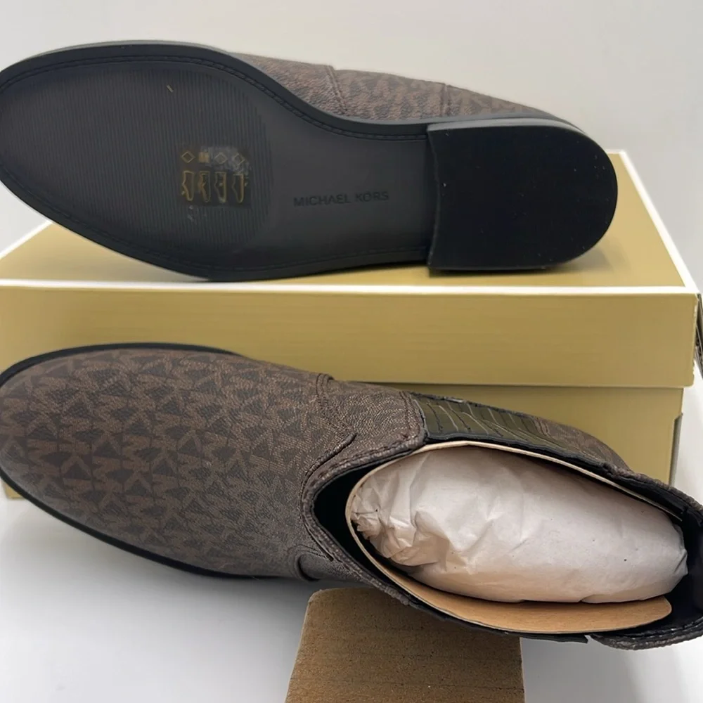 Michael Kors ELLA FLAT BOOTIE MK SIG SM
49F4ELFE5B
BROWN - Picture 3 of 16